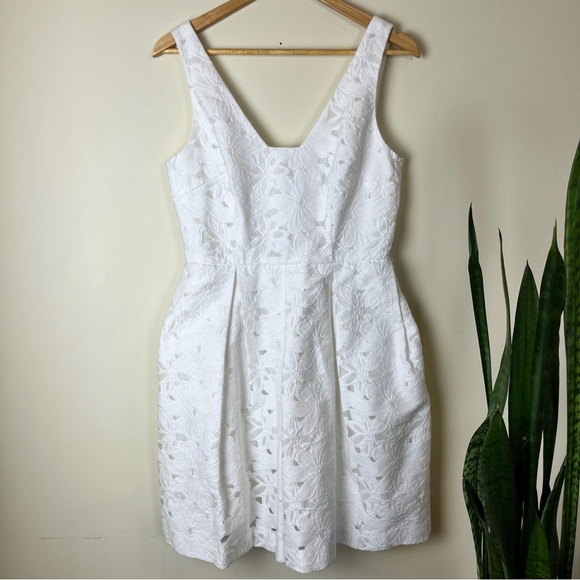 Trina Turk White Floral Daisy Lace Pleated Dress with Pockets - Size 6 - Picture 3 of 10